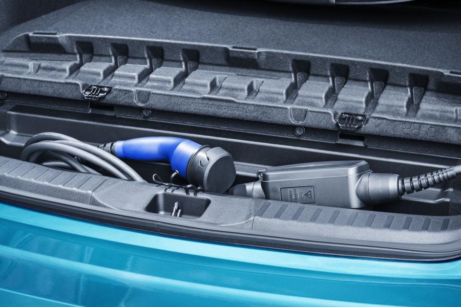 Моторный отсек Toyota Prius Plug-in Hybrid 2016 года  (фото 104 из 187)